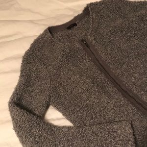 Long sweater with two pockets.